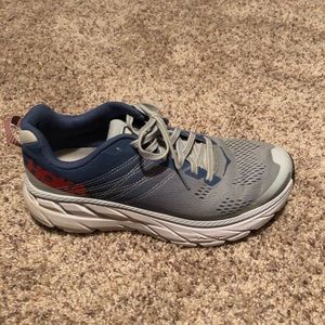 Women’s size 8 Hoka shies